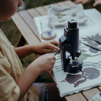 Is jouw kindje al bezig met ontdekken en schuilt er een toekomstige wetenschapper in hem/haar? Dan is deze Kidymicroscope microscoop voor kinderen van Kidywolf echt een aanrader! VanZus