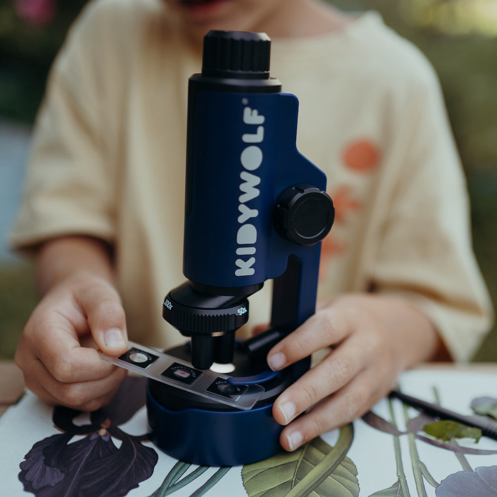 Is jouw kindje al bezig met ontdekken en schuilt er een toekomstige wetenschapper in hem/haar? Dan is deze Kidymicroscope microscoop voor kinderen van Kidywolf echt een aanrader! VanZus