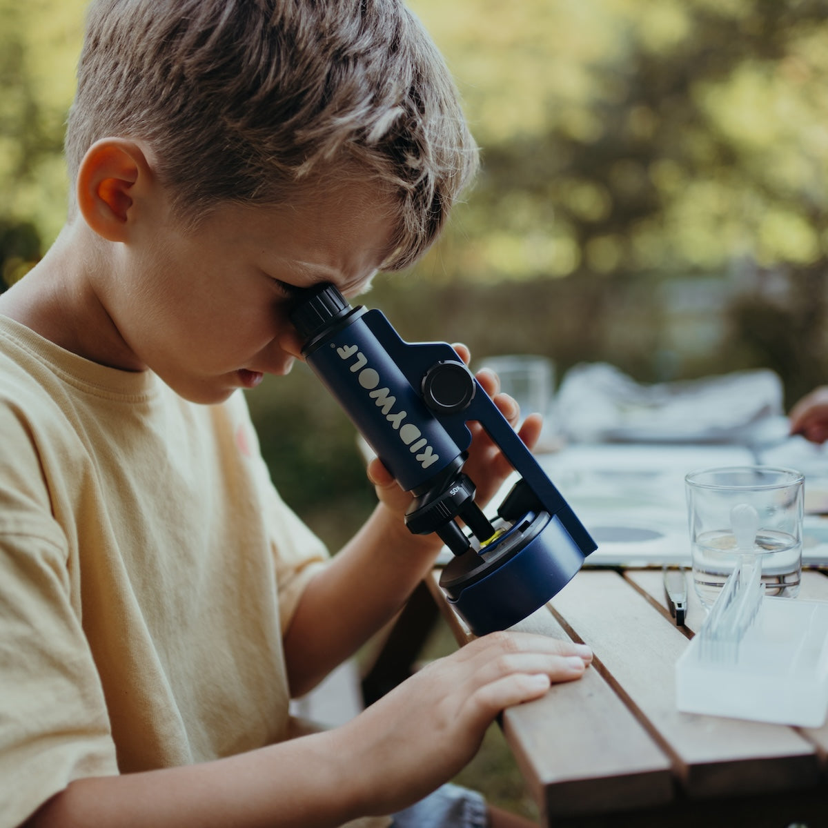 Is jouw kindje al bezig met ontdekken en schuilt er een toekomstige wetenschapper in hem/haar? Dan is deze Kidymicroscope microscoop voor kinderen van Kidywolf echt een aanrader! VanZus