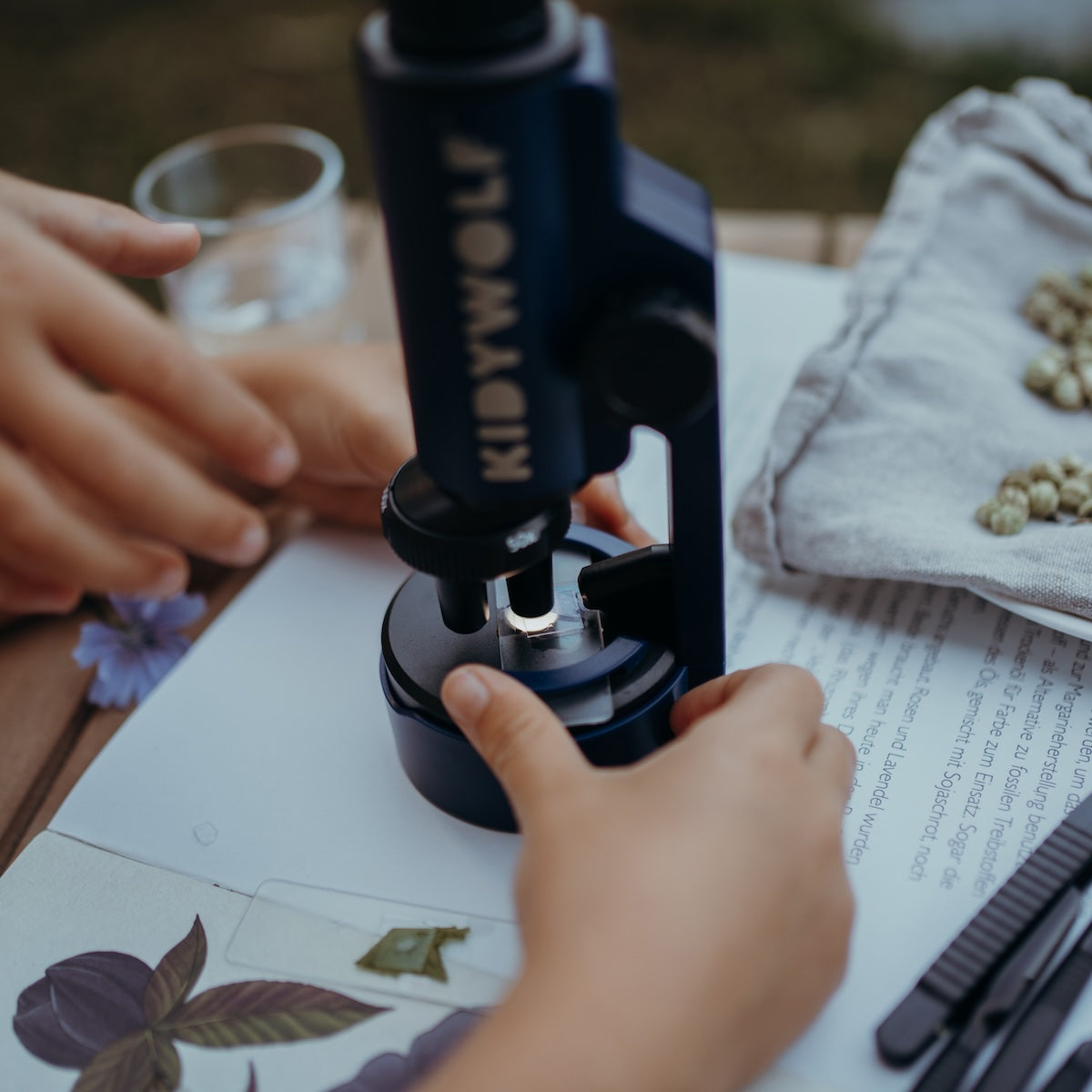 Is jouw kindje al bezig met ontdekken en schuilt er een toekomstige wetenschapper in hem/haar? Dan is deze Kidymicroscope microscoop voor kinderen van Kidywolf echt een aanrader! VanZus