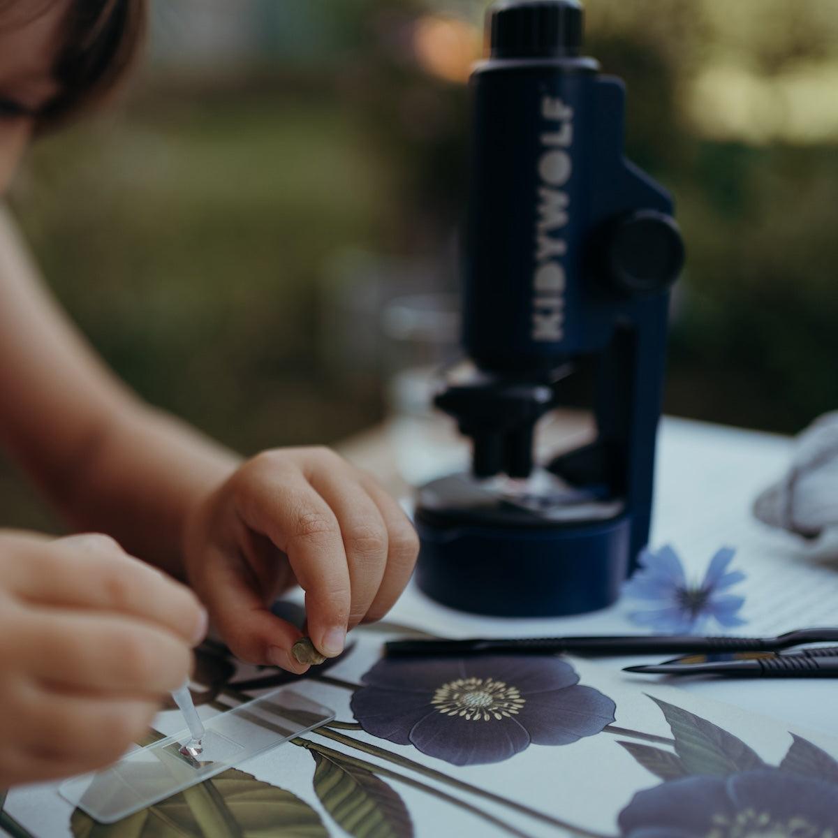 Is jouw kindje al bezig met ontdekken en schuilt er een toekomstige wetenschapper in hem/haar? Dan is deze Kidymicroscope microscoop voor kinderen van Kidywolf echt een aanrader! VanZus