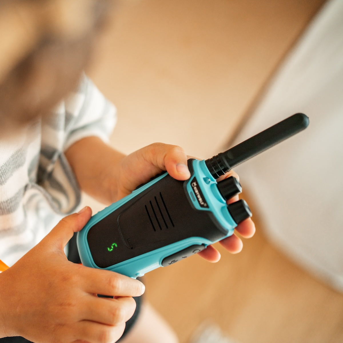 Op zoek naar avontuur? Met deze superleuke Kidytalk walkie talkie nude green van Kidywolf kunnen kinderen met hun vriendjes (of met hun ouders!) uren plezier beleven! VanZus