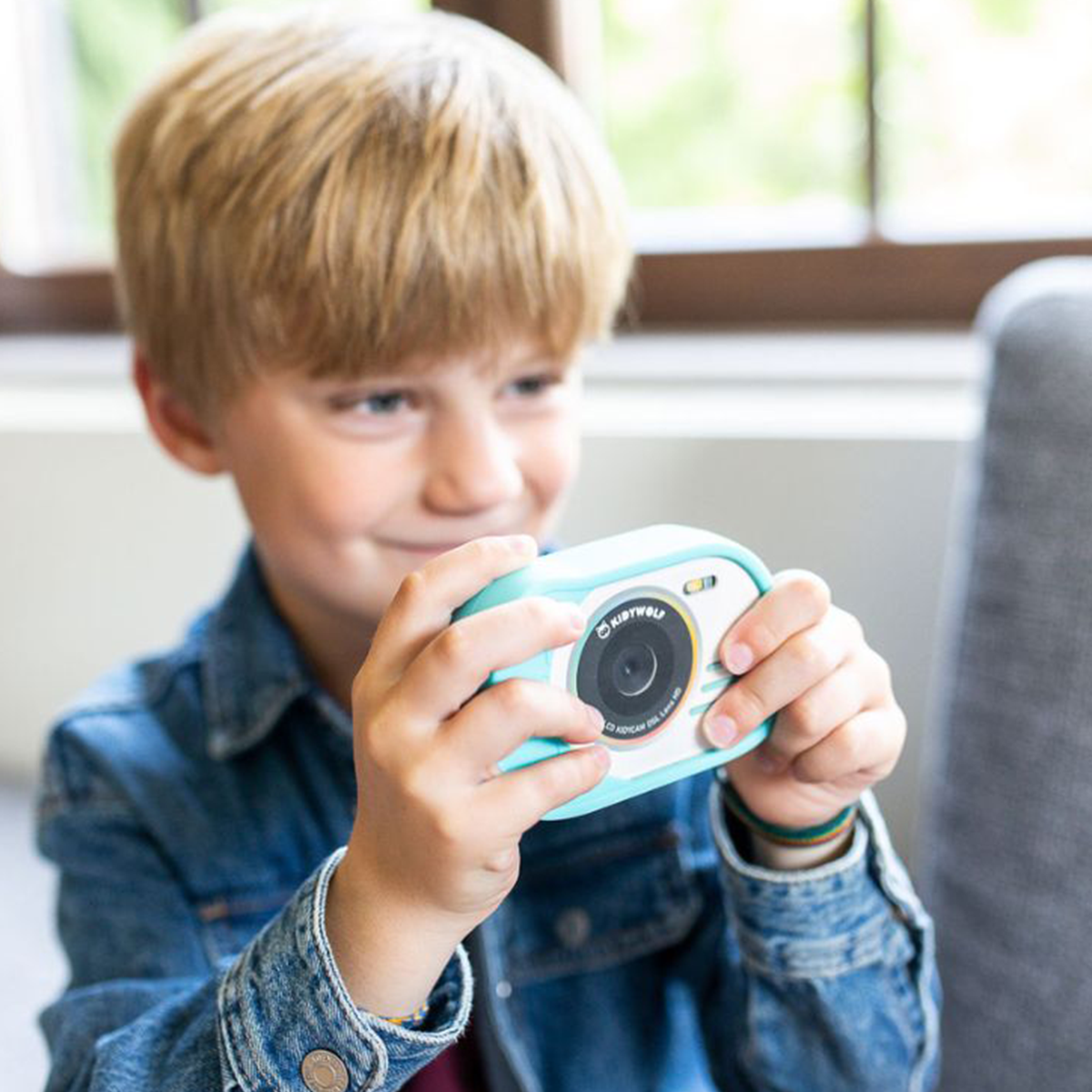 Say Cheese! Met deze superleuke kidycam action camera van Kidywolf in orange kan je kindje al zijn of haar favoriete momenten vastleggen! De camera is speciaal ontworpen om een optimale grip mogelijk te maken. VanZus