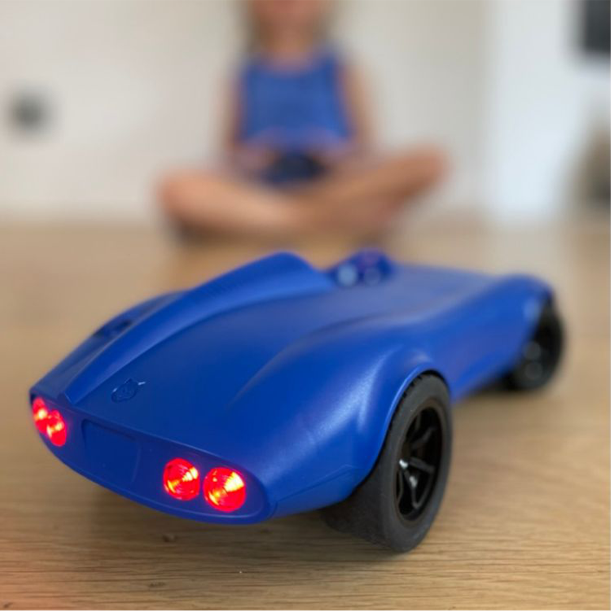 Is jouw kleintje gek op auto's? Dan is deze Kidycar afstandbestuurbare auto in de kleur blauw van Kidywolf echt iets voor jouw kleine spruit. Deze stoere auto kan namelijk op afstand bestuurd worden met de afstandsbediening. Hoe cool is dat?! VanZus