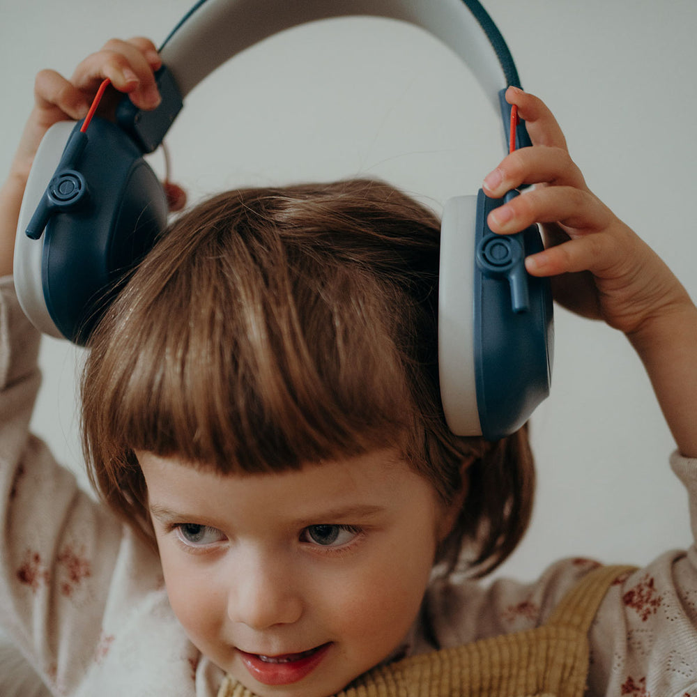 Bescherm de kwetsbare oren van je kindje met de Kidynoise gehoorbeschermers blue van Kidywolf. Perfecte pasvorm en sluiting rondom de oren, zachte oorkappen en gemaakt van huidvriendelijk materiaal. VanZus