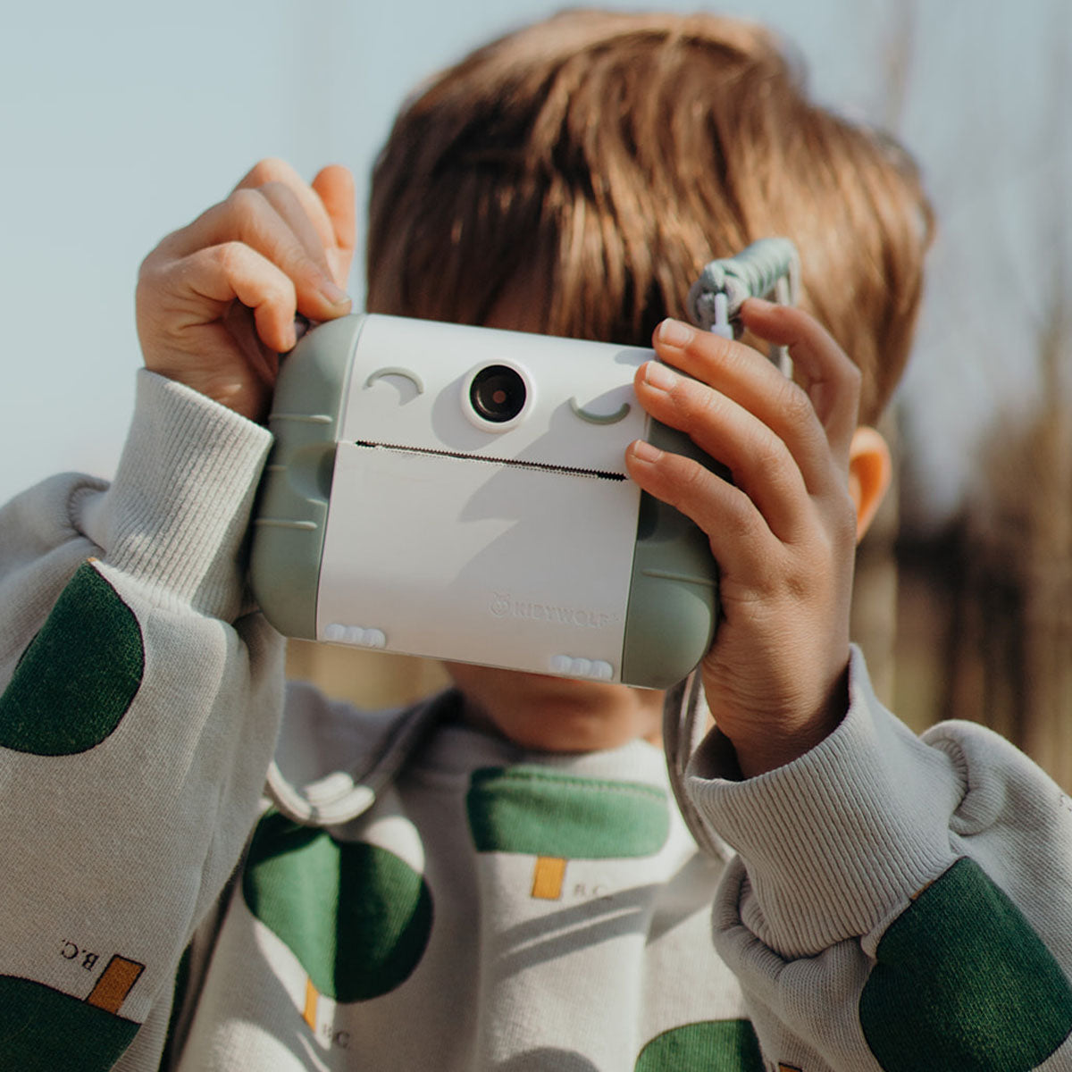 Maak onvergetelijke foto’s met de Kidyprint camera  green met ingebouwde printer van Kidywolf. De kindercamera print je foto direct uit in zwart-wit. 2.4 HD scherm, USB-C oplaadkabel en 3 rollen fotopapier. VanZus