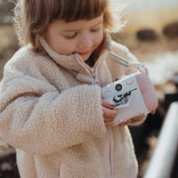 Maak onvergetelijke foto’s met de Kidyprint camera  peach met ingebouwde printer van Kidywolf. De kindercamera print je foto direct uit in zwart-wit. 2.4 HD scherm, USB-C oplaadkabel en 3 rollen fotopapier. VanZus