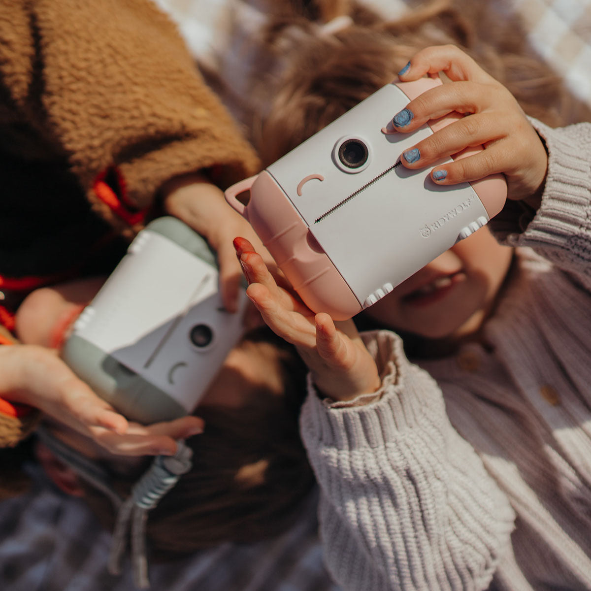 Maak onvergetelijke foto’s met de Kidyprint camera  peach met ingebouwde printer van Kidywolf. De kindercamera print je foto direct uit in zwart-wit. 2.4 HD scherm, USB-C oplaadkabel en 3 rollen fotopapier. VanZus