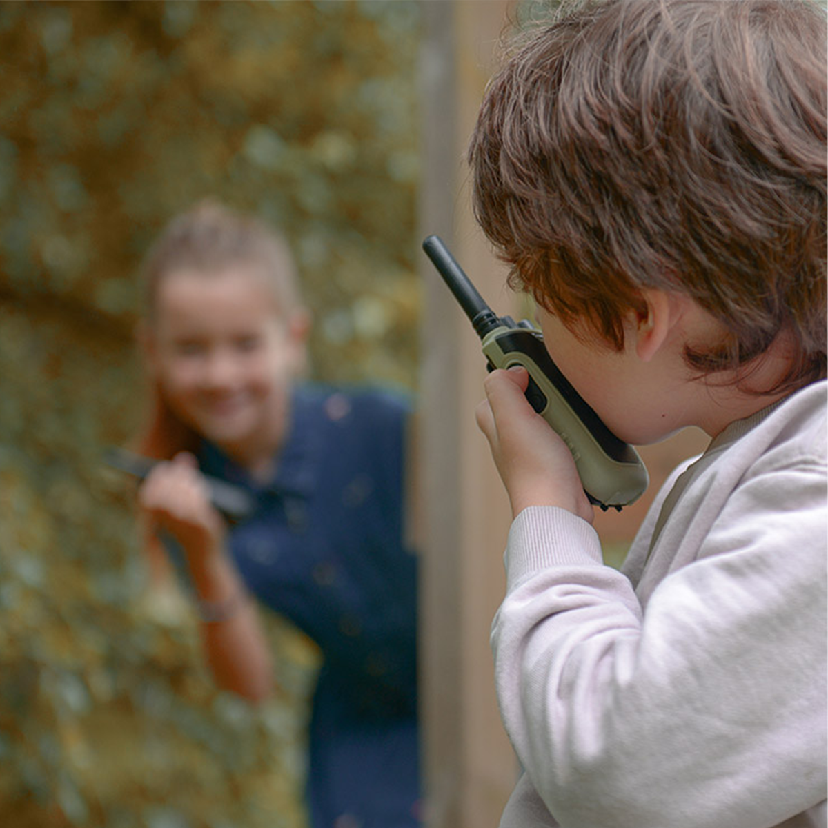 Met deze superleuke Kidytalk walkie talkie van Kidywolf kunnen kinderen met hun vriendjes (of met hun ouders!) uren plezier beleven! Met deze walkie talkies kun je namelijk tot op een afstand van 6 kilometer met elkaar communiceren. VanZus