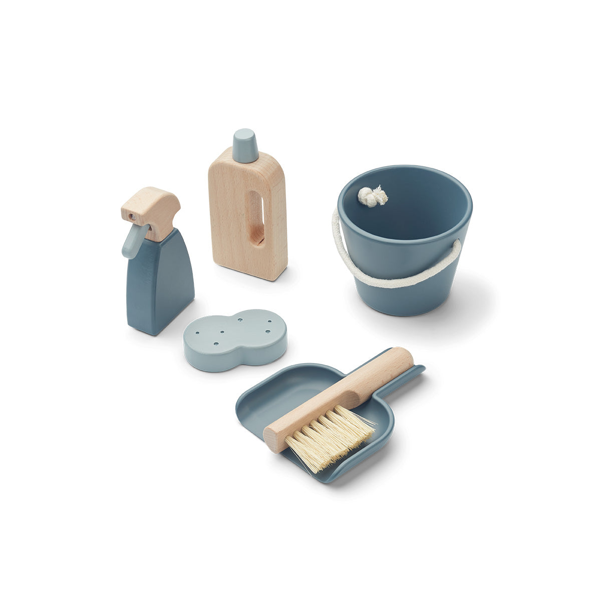 Is jouw kindje gek op schoonmaken? Dan is de schoonmaakset kimbie whale blue van Liewood echt iets voor hem of haar! Samen het huis schoonmaken met een emmer, fles, spuitfles, spons, bezem en blik! Poetsen maar! VanZus