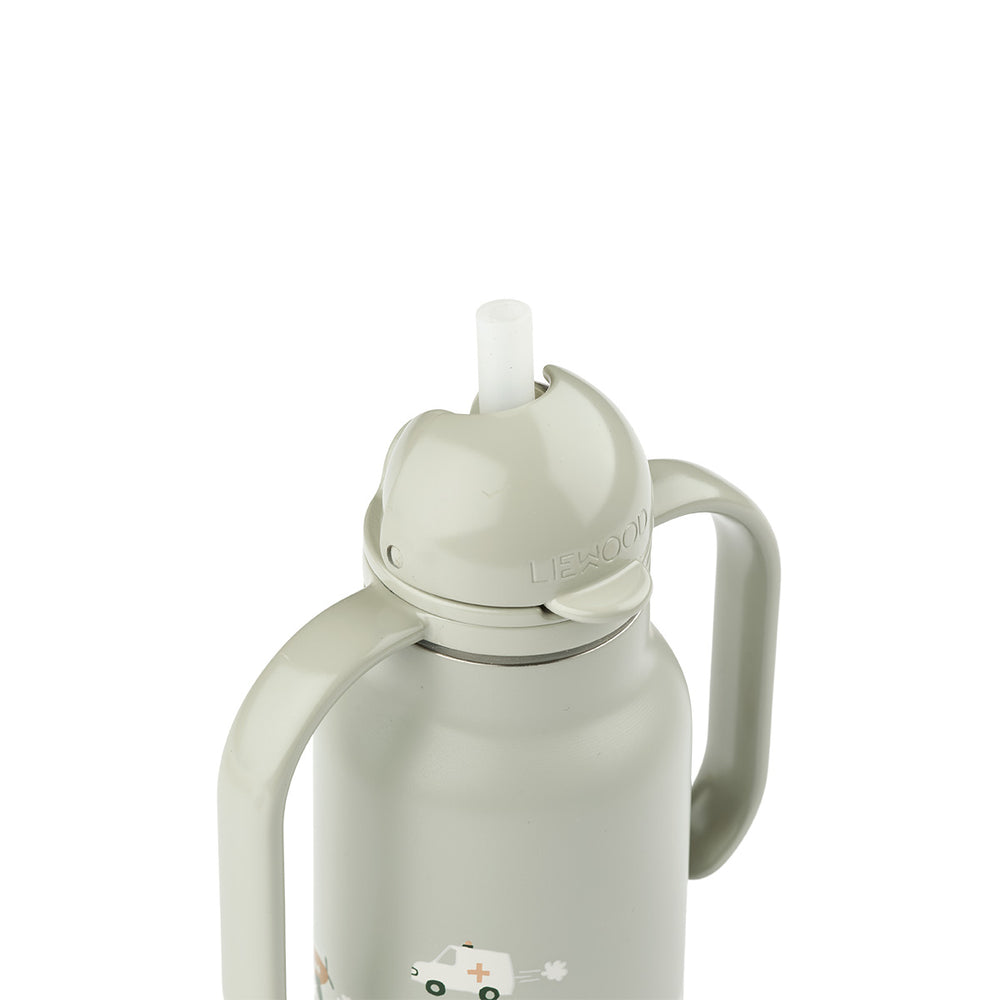 De Liewood kimmie drinkfles vehicles/dove blue 350 ml is een ideale waterfles voor onderweg. Deze blauwe kinderdrinkfles heeft handige handvatten, een ingebouwd rietje en een voertuigenprint. VanZus