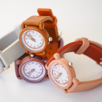 Leer jouw kindje klokkijken met dit mooie kinderhorloge van Grech & Co. Het horloge heeft een minuten- en urenwijzer, elke seconde is gemarkeerd met een lijn en elke 5 seconden zijn gemarkeerd met een label. Zo kan jouw kindje makkelijk én in stijl leren klokkijken.
