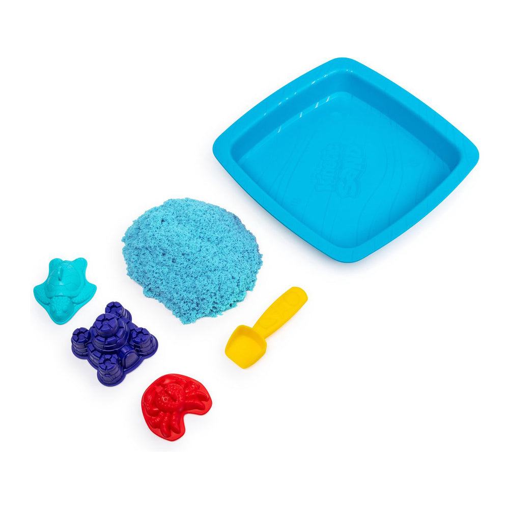 Met deze Kinetic Sand box blue kan je kindje zijn of haar creativiteit helemaal de vrije loop laten! Je kindje kan zijn of haar leukste avonturen beleven met deze leuke zandbak. Kinetic Sand is origineel en magisch speelgoed, waarmee je kindje van alles kan maken. VanZus