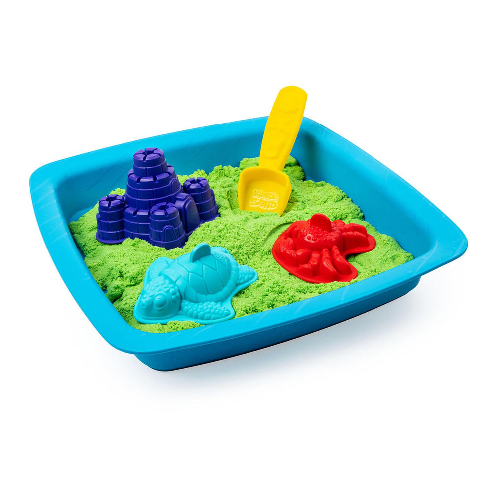 Met deze Kinetic Sand box green kan je kindje zijn of haar creativiteit helemaal de vrije loop laten! Je kindje kan zijn of haar leukste avonturen beleven met deze leuke zandbak. Kinetic Sand is origineel en magisch speelgoed, waarmee je kindje van alles kan maken. VanZus