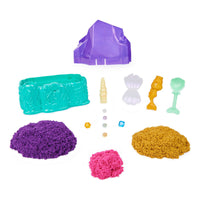 Maak de verpakking van deze Kinetic Sand mermaid crystal zeemeerminset open en ontdek welke schat erin zit! Deze speelset wordt geleverd met Kinetic (glitterend!) speelzand, verschillende schelpvormen en accessoires. Met deze leuke set kan jouw kindje zijn of haar eigen magische onderwaterwereld vormgeven! VanZus