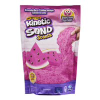 Ken je Kinetic Sand al? Met Kinetic Sand scented geurend zand 226 gram kan je kindje zijn of haar creativiteit de vrije loop laten en van alles creëren, modelleren en bouwen.  Het leuke is dat dit zand ook nog eens heerlijk ruikt naar frisse watermeloen. VanZus
