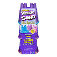 Creëer de allermooiste zandkunstwerkjes met deze Kinetic Sand shimmer glitter multipack 3x113 gram. De creaties van je kindje zullen dankzij het glinsterende zand een magische look krijgen. Met de drie verschillende kleuren kan je kindje zijn of haar creativiteit de vrije loop laten. VanZus