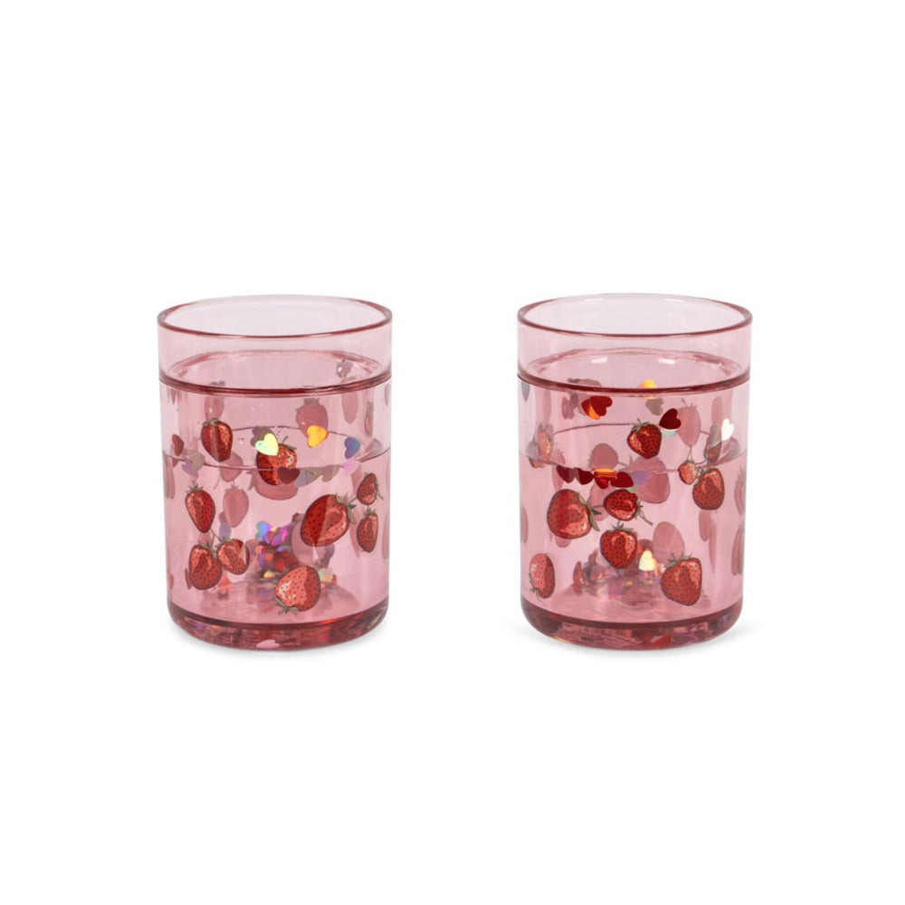 De Konges Slojd 2-pack glitter bekers in de variant fragola zijn perfect voor kinderen. Schud en zie de glitters dansen! Ideaal voor drinken of als opberger. In verschillende soorten te koop. VanZus