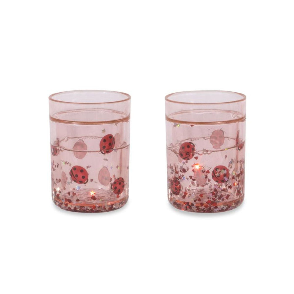 Drinken doe je uit de leuke Konges Slojd 2-pack glitter bekers ladybug! Deze bekers zijn versierd met glitterende sterren en hartjes en prachtige lieveheersbeestjes die elk drankje feestelijk maken. VanZus