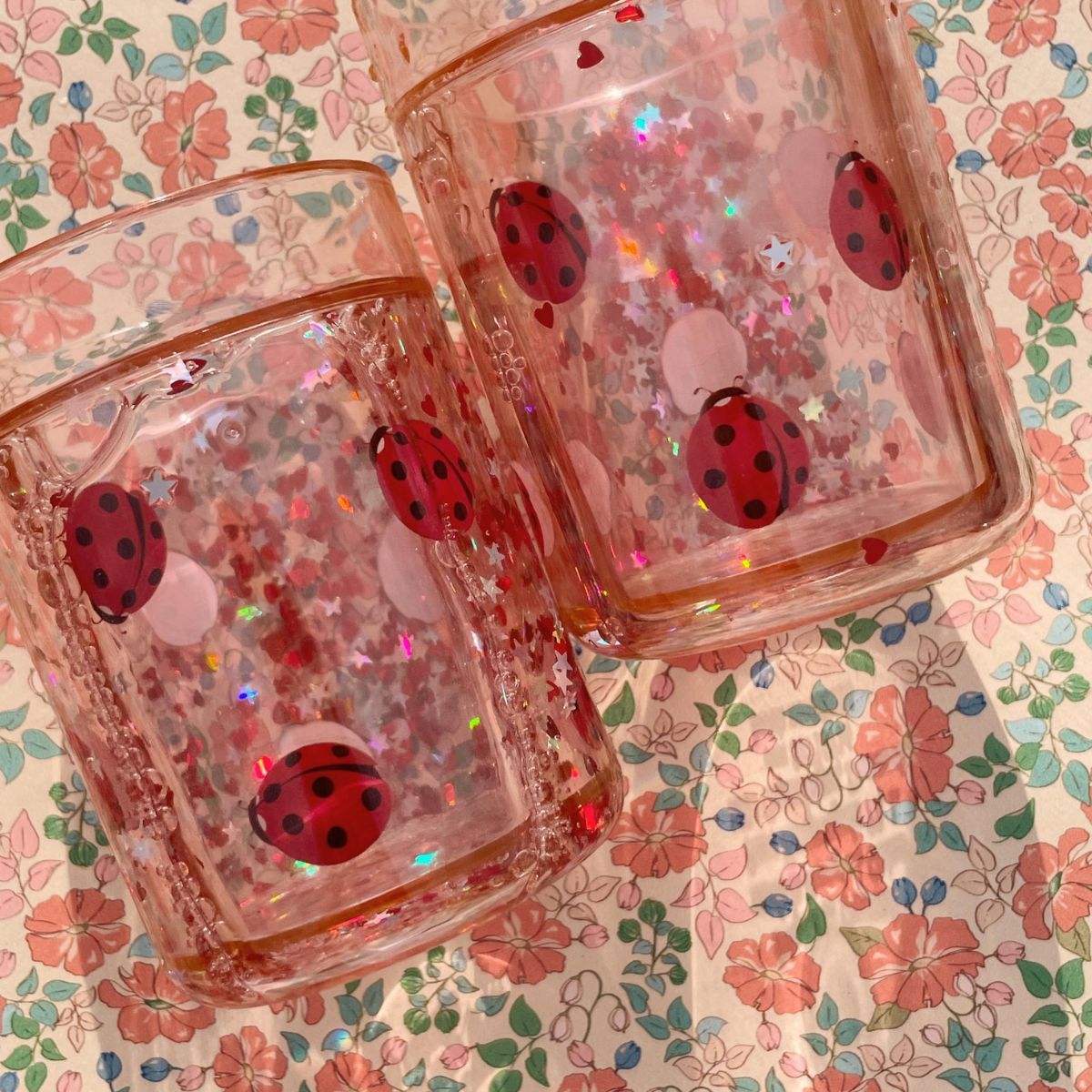 Drinken doe je uit de leuke Konges Slojd 2-pack glitter bekers ladybug! Deze bekers zijn versierd met glitterende sterren en hartjes en prachtige lieveheersbeestjes die elk drankje feestelijk maken. VanZus