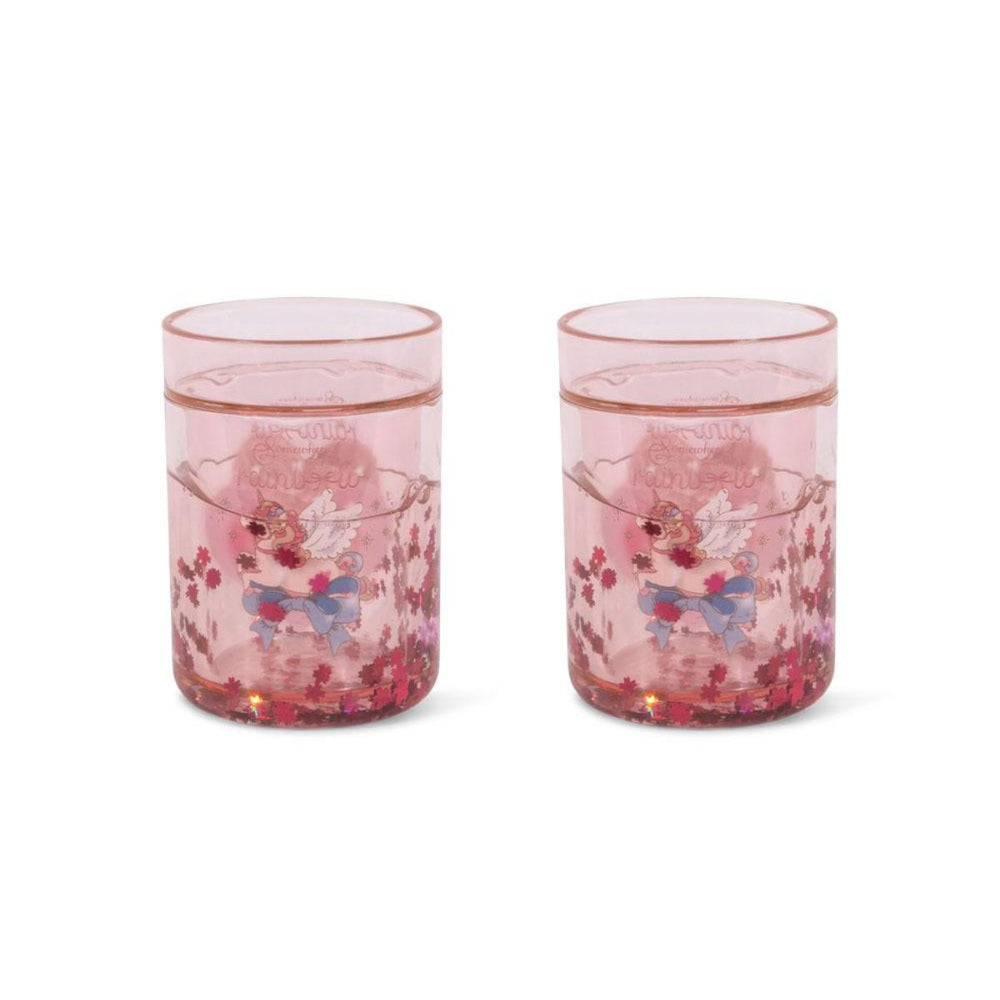 De Konges Slojd 2-pack glitter bekers in de variant over the rainbow zijn perfect voor jouw kleintje! Deze oefenbekers zijn niet alleen functioneel, maar ook een feest voor het oog. Schud de bekers en zie de glitters dansen, wat elke slok tot een magische ervaring maakt. VanZus