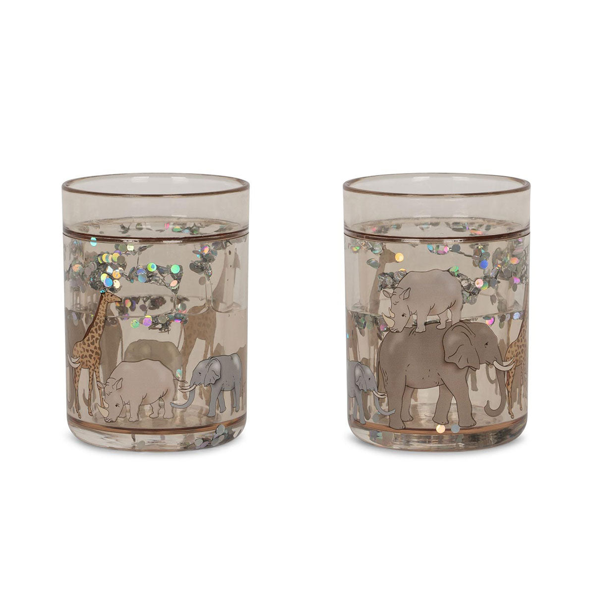 Drinken doe je uit de leuke Konges Slojd 2-pack glitterbekers safari! Deze bekers zijn versierd met glitterende sterren en prachtige safaridieren uit de savanne die elke drankje feestelijk maken. De leuke glitterbekers voor kinderen zijn gemaakt van duurzaam materiaal en zijn gemakkelijk schoon te maken. VanZus