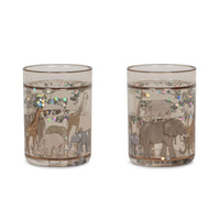 Drinken doe je uit de leuke Konges Slojd 2-pack glitterbekers safari! Deze bekers zijn versierd met glitterende sterren en prachtige safaridieren uit de savanne die elke drankje feestelijk maken. De leuke glitterbekers voor kinderen zijn gemaakt van duurzaam materiaal en zijn gemakkelijk schoon te maken. VanZus