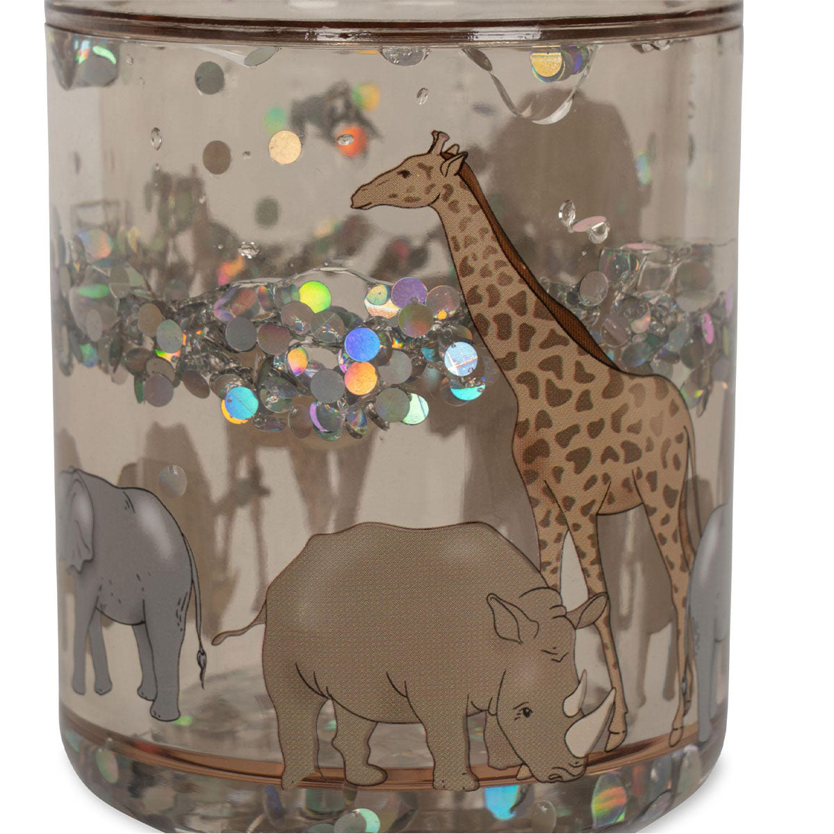 Drinken doe je uit de leuke Konges Slojd 2-pack glitterbekers safari! Deze bekers zijn versierd met glitterende sterren en prachtige safaridieren uit de savanne die elke drankje feestelijk maken. De leuke glitterbekers voor kinderen zijn gemaakt van duurzaam materiaal en zijn gemakkelijk schoon te maken. VanZus