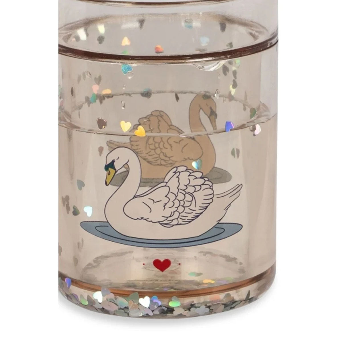 Drinken doe je uit de leuke Konges Slojd 2-pack glitterbekers swan in off white! Deze bekers zijn versierd met glitterende sterren en prachtige zwanen die elke drankje feestelijk maken en je ontbijt of diner extra magie geven! VanZus