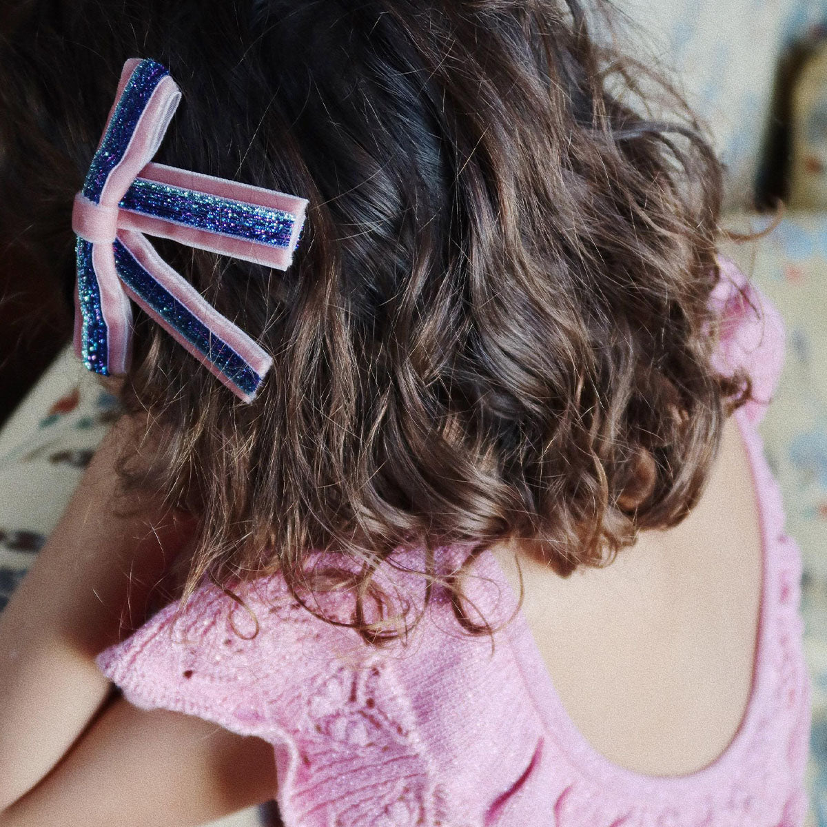 Fleur het haar van je kleintje op met dit te schattige 2-pack lange velvet strik haarclips in de kleur mellow rose van het merk Konges Slojd. VanZus