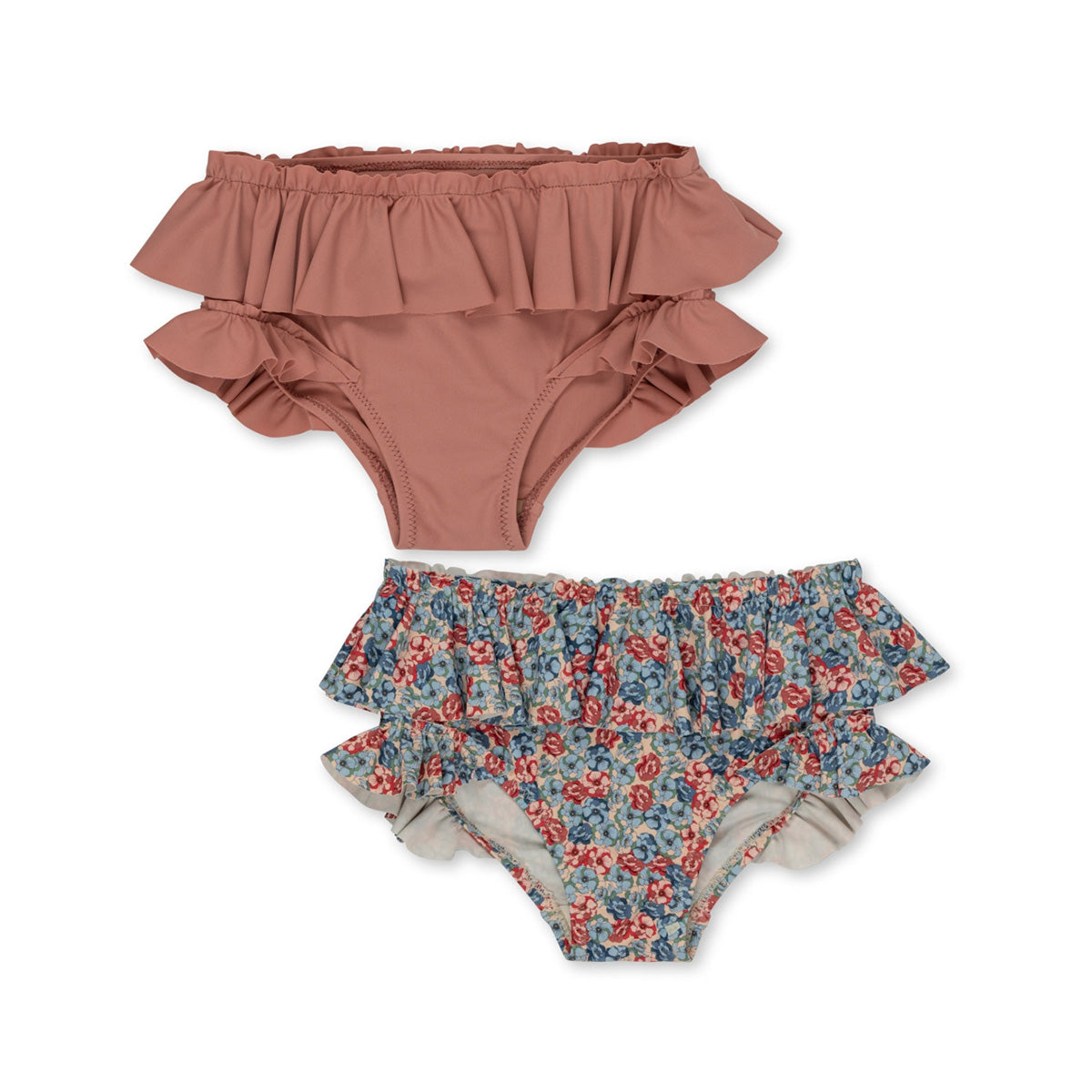 Ben je op zoek naar een schattig bikinibroekje voor je kleintje? Dan is dit Konges Slojd 2-pack manuca frill bininibroekjes setje in de print rosie blue ideaal! Met deze set komt jouw kleintje fashionable de zomer door. Eén broekje heeft een terracotta kleur en de ander heeft een schattig bloemetjesmotief. 