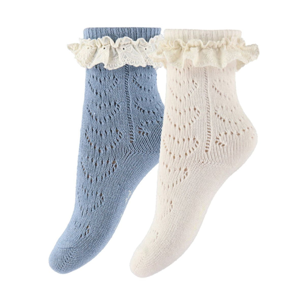 Houd de voetjes van je kleintje warm met de Konges Slojd 2-pack pointelle sokken in blue mix. Gemaakt van 75% biologisch katoen voor comfort en stijl. In verschillende maten te koop. Ook in roze verkrijgbaar. VanZus