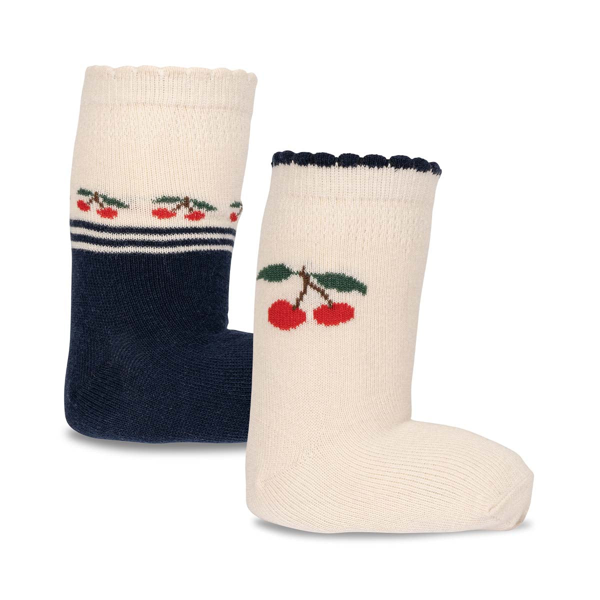Deze schattige sokken van Konges Slojd zijn niet alleen lekker warm, maar zien er ook superleuk uit! Ze geven een schattig detail aan de outfit van jouw kleintje. De sokken zijn vrolijk gekleurd en hebben een schattig design van kersen.  De sokken komen in een handige set van 2. VanZus
