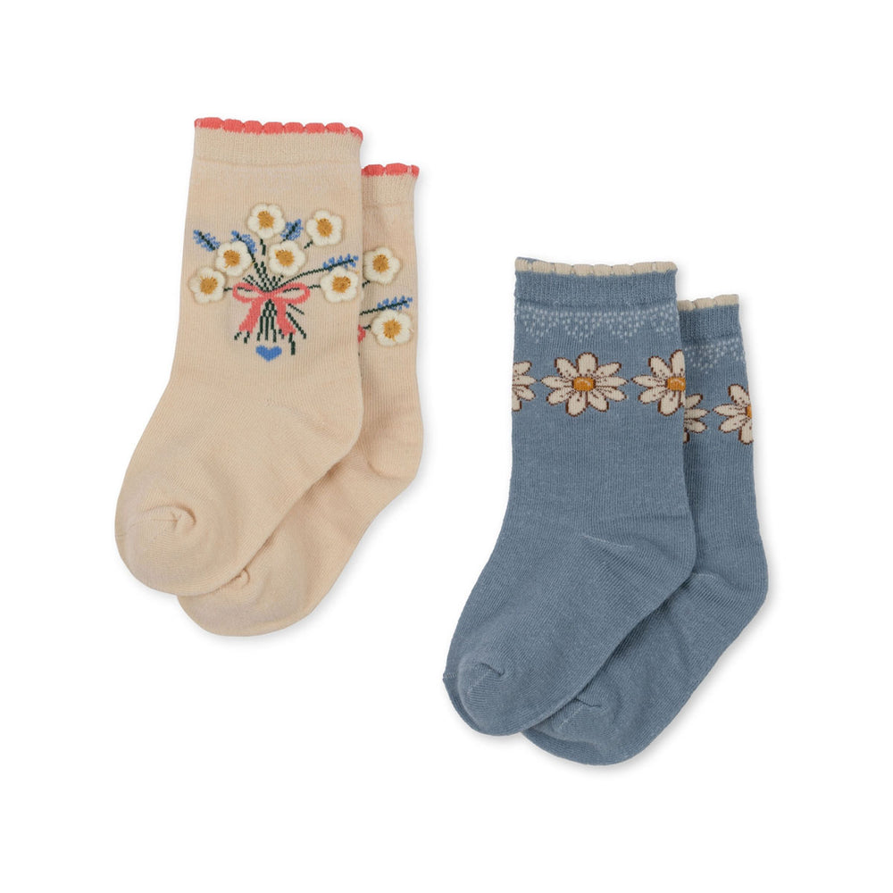 Wat een schattige sokken! Met het 2-pack sokken daisy mix van Konges Slojd hoef je je sokken niet te verstoppen. Deze mogen gezien worden.  De mooie, geschulpte rand en de vrolijke bloemenprint maken dat deze mix ook gedragen kan worden onder een jurkje of rokje met een laag schoentje. VanZus