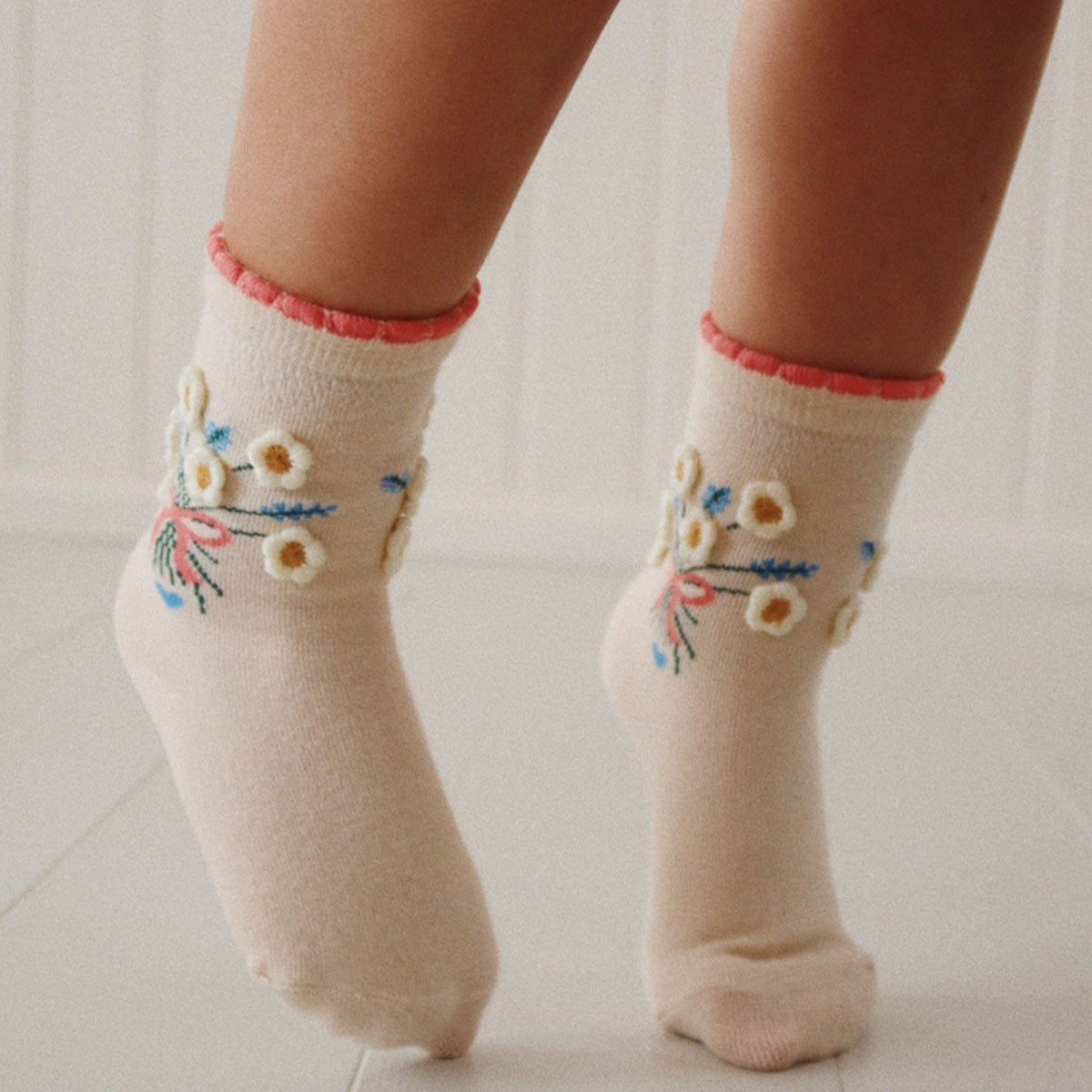 Wat een schattige sokken! Met het 2-pack sokken daisy mix van Konges Slojd hoef je je sokken niet te verstoppen. Deze mogen gezien worden.  De mooie, geschulpte rand en de vrolijke bloemenprint maken dat deze mix ook gedragen kan worden onder een jurkje of rokje met een laag schoentje. VanZus