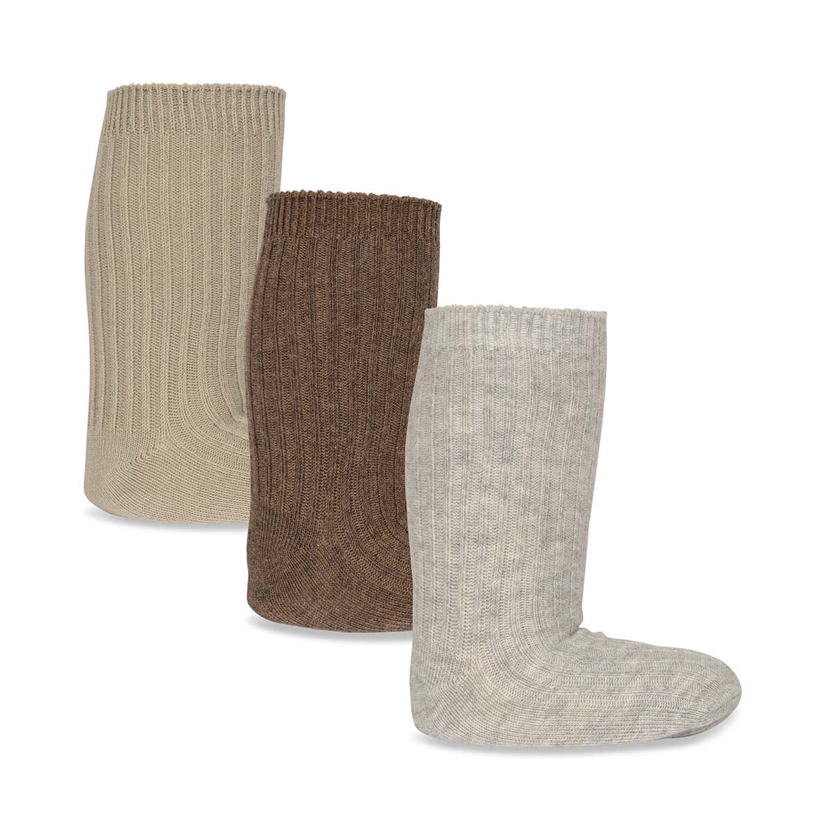 Deze super schattige sokken van Konges Slojd in 3-pack zijn gemaakt met een rib voor een ideale pasvorm. De sokken hebben een mooie neutrale kleur en zijn gemaakt van organisch katoen, wat ze lekker zacht en warm maakt. VanZus