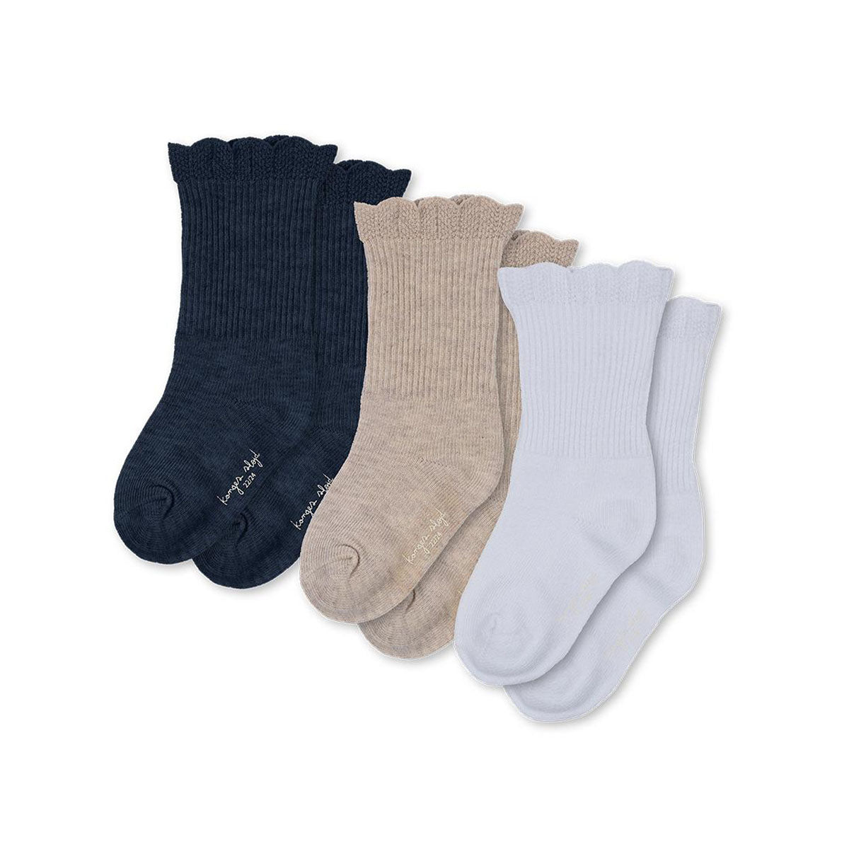 Houd de voetjes van jouw kindje lekker warm met deze fijne en zachte sokjes. De Konges Slojd 3-pack ruches sokken in de variant white/navy/beige is gemaakt van organisch katoen en zien er ook nog eens heel leuk uit! VanZus