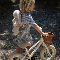 Deze geweldige Konges Slojd aiko loopfiets in lemon is ideaal voor kleintjes die zelfstandiger de wereld willen ontdekken. Door middel van deze loopfiets kunnen ze namelijk sneller voortbewegen. VanZus