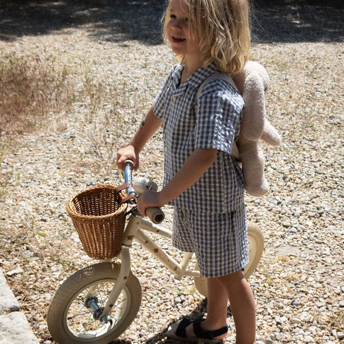 Deze geweldige Konges Slojd aiko loopfiets in lemon is ideaal voor kleintjes die zelfstandiger de wereld willen ontdekken. Door middel van deze loopfiets kunnen ze namelijk sneller voortbewegen. VanZus