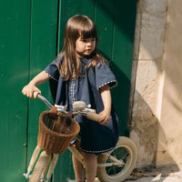 Deze geweldige Konges Slojd aiko loopfiets in lemon is ideaal voor kleintjes die zelfstandiger de wereld willen ontdekken. Door middel van deze loopfiets kunnen ze namelijk sneller voortbewegen. VanZus