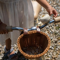 Deze geweldige Konges Slojd aiko loopfiets in lemon is ideaal voor kleintjes die zelfstandiger de wereld willen ontdekken. Door middel van deze loopfiets kunnen ze namelijk sneller voortbewegen. VanZus