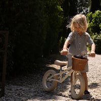 Deze geweldige Konges Slojd aiko loopfiets in lemon is ideaal voor kleintjes die zelfstandiger de wereld willen ontdekken. Door middel van deze loopfiets kunnen ze namelijk sneller voortbewegen. VanZus