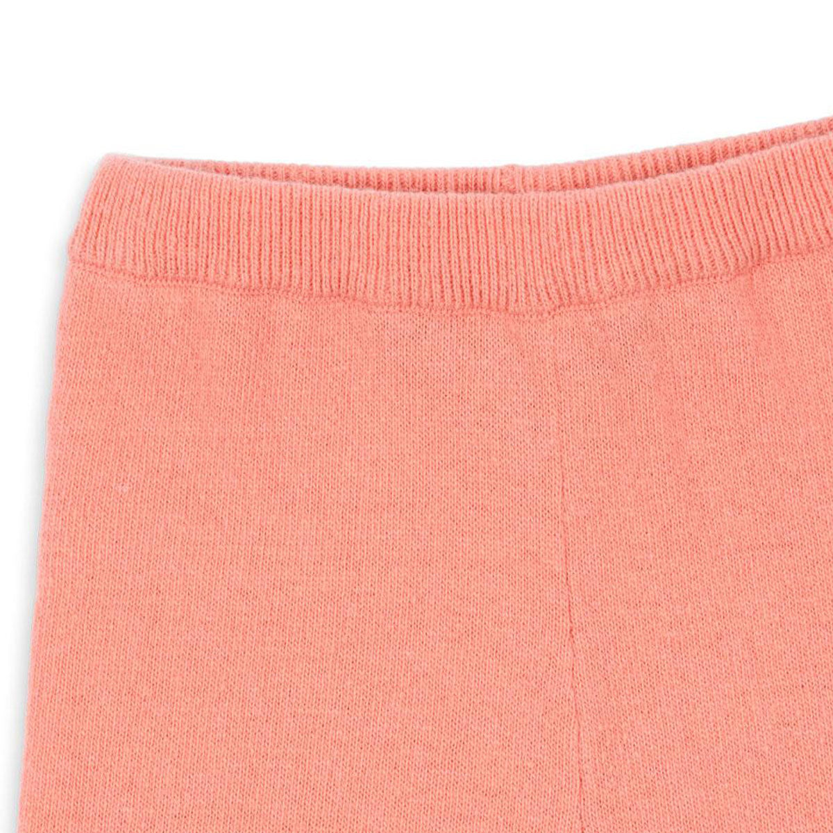 Tover je kindje om in een echt hartendiefje met deze alexa gebreide broek in de kleur powder pink van het merk Konges slojd. Want zeg nu zelf, deze broek is toch te schattig?! De broek houdt je kind lekker warm en ziet er ook nog eens erg leuk uit! VanZus