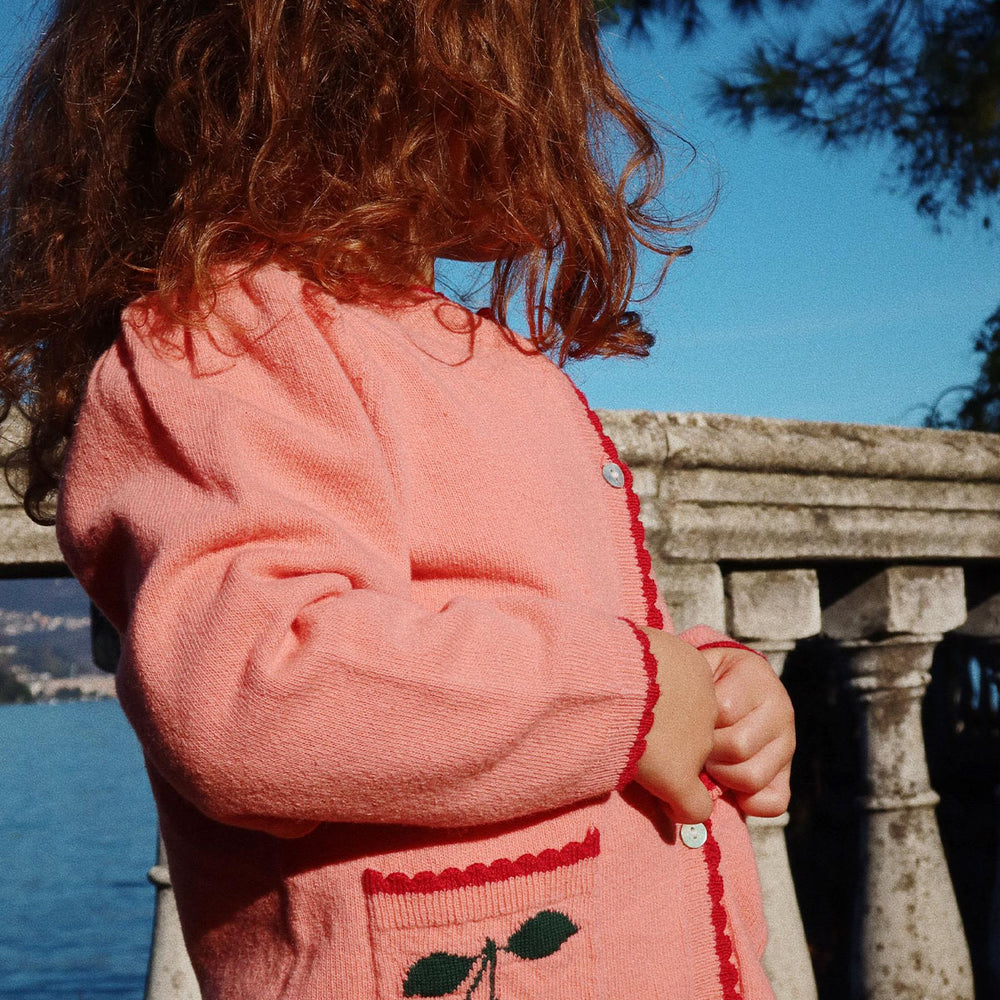 Tover je kindje om in een echt hartendiefje met dit alexa gebreide vestje in de kleur powder pink van het merk Konges slojd. Want zeg nu zelf, dit vestje is toch te schattig?! Het vest zorgt voor extra warmte en ziet er ook nog eens erg leuk uit! VanZus