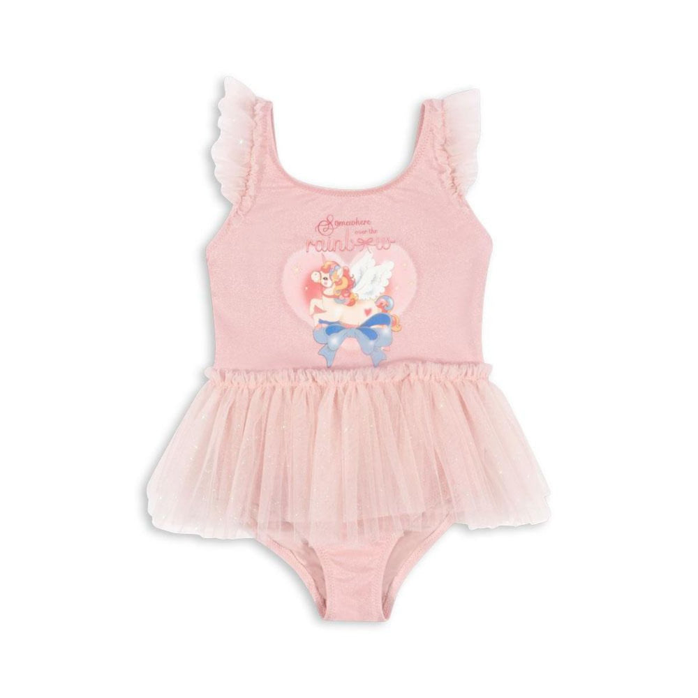 Het Konges Slojd amandine badpak in de kleur powder pink is perfect voor een dagje zwemmen. Dit schattige zwempakje is voorzien van vrolijke ruches en spaghettibandjes, wat het niet alleen stijlvol maar ook comfortabel maakt. VanZus