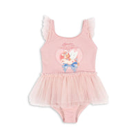 Het Konges Slojd amandine badpak in de kleur powder pink is perfect voor een dagje zwemmen. Dit schattige zwempakje is voorzien van vrolijke ruches en spaghettibandjes, wat het niet alleen stijlvol maar ook comfortabel maakt. VanZus