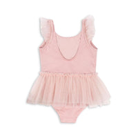 Het Konges Slojd amandine badpak in de kleur powder pink is perfect voor een dagje zwemmen. Dit schattige zwempakje is voorzien van vrolijke ruches en spaghettibandjes, wat het niet alleen stijlvol maar ook comfortabel maakt. VanZus