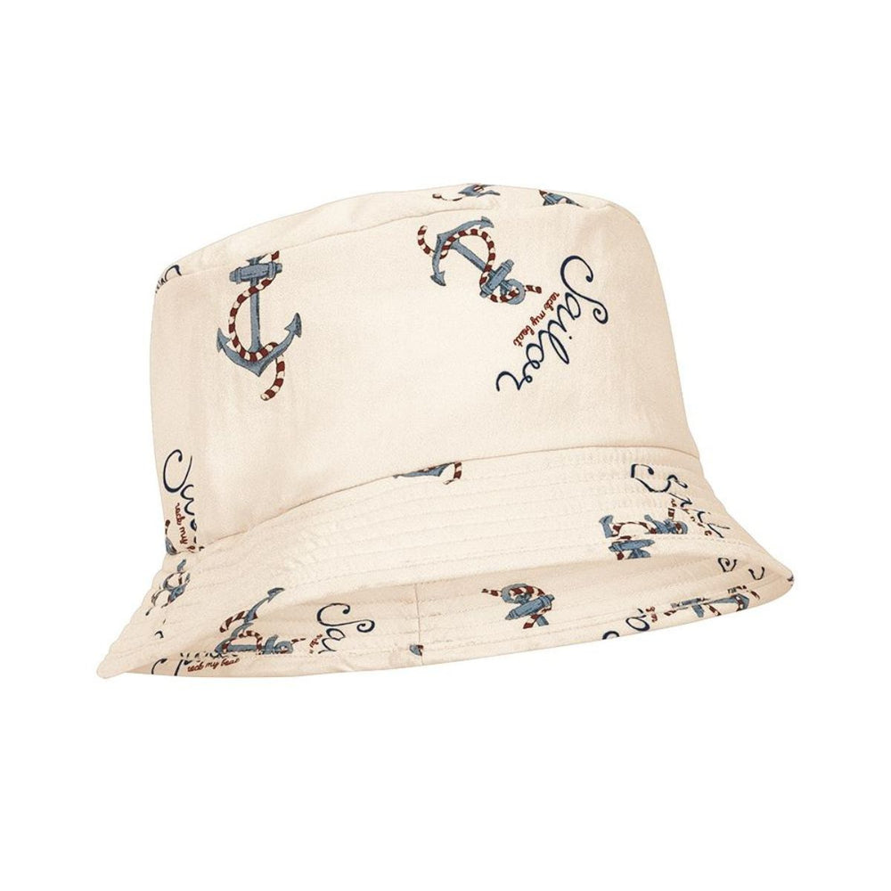 De Konges Slojd asnou bucket hat in de variant rock my boat is de perfecte zonnehoed voor jouw kleintje! Deze stijlvolle hoed in een beige kleur en met nautische print biedt uitstekende bescherming tegen de zon met een UPF 50+ bescherming. VanZus