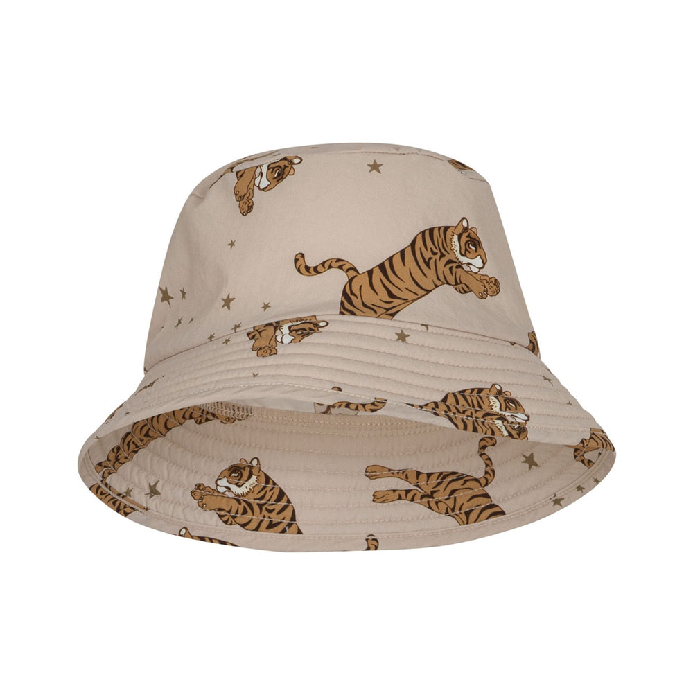 De leuke Konges Slojd asnou bucket hat tiger is dé must have voor komende zomer. Met dit hoedje bescherm je niet alleen je kind tegen de zon, hij of zij ziet er ook nog eens heel schattig uit! VanZus