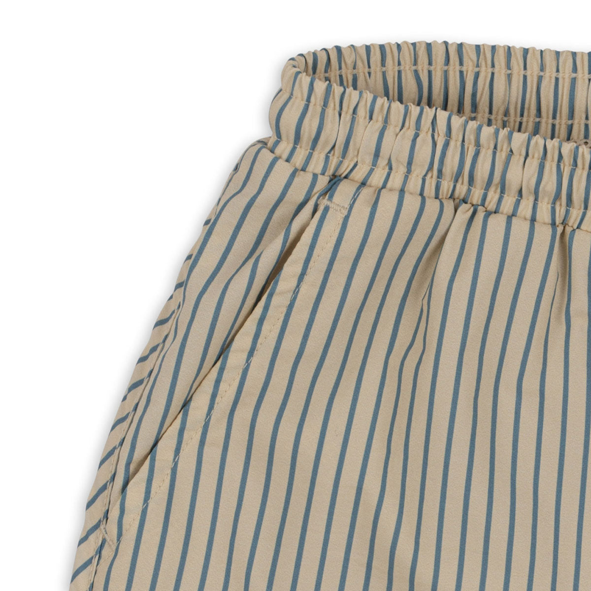 Je zoontje is helemaal klaar voor de zomer met deze leuke Konges Slojd asnou zwembroek stripe blue. De fijne zwembroek zit heerlijk, heeft handige touwtjes om hem helemaal passend te maken om het lichaam van je kindje én ziet er superleuk uit! VanZus